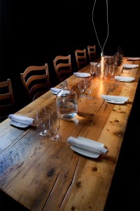 stół prostokątny w rustykalnej restauracji